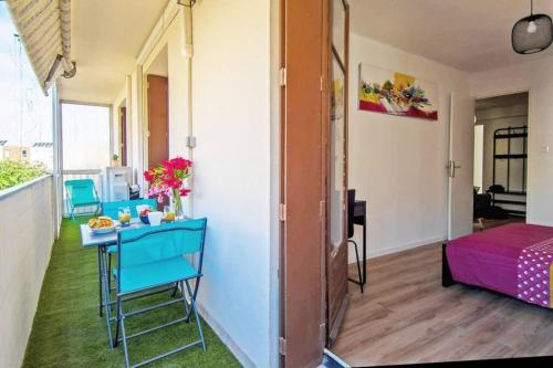 une pièce avec une table, des chaises et un lit dans l'établissement Climatisé Gare StCHARLES 4 chambres Grand Balcon / experience-immo, à Marseille