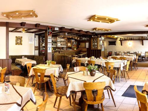 um restaurante com mesas e cadeiras num quarto em Landgasthaus Kaster em Valwig