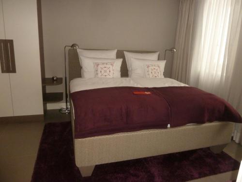 ノイウハウゼンにあるApfeltraum-Erzgebirgeのベッドルーム1室(大型ベッド1台、赤い毛布、枕付)