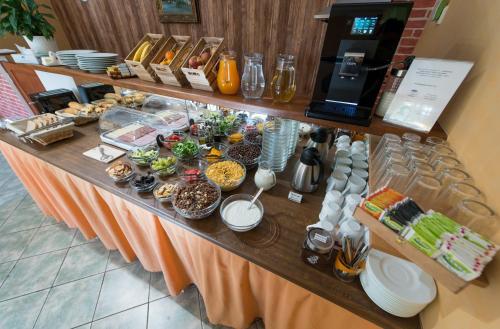 Una línea de buffet con comida en una mesa en Penzion Na Špičáku, en Český Krumlov