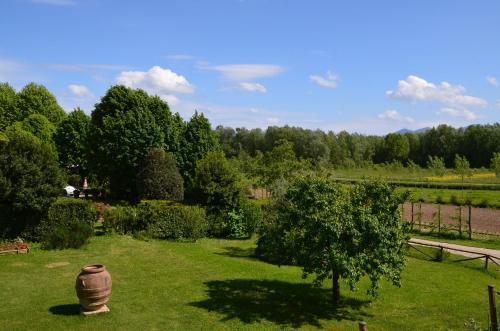 a garden with a large vase in the grass at Agriturismo Al Podere Di Rosa in Sant' Alessio