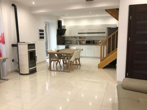 Dapur atau dapur kecil di Jardin Juresien Maisons - spa jacuzzi en option