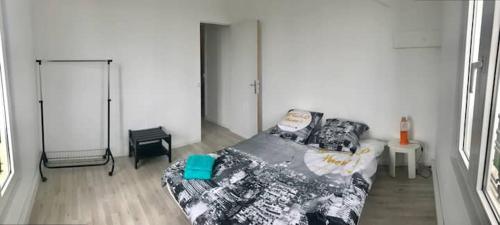a bedroom with a bed in a room at Appartement simple sur Argenteuil, proche Paris in Argenteuil