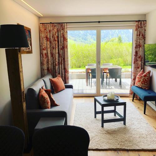 a living room with a couch and a table at DAS Max in Dalaas