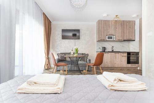 1 dormitorio blanco con 1 cama y cocina en GDAŃSK nad MOTŁAWĄ nowy Apartament Nadmotławie, en Gdansk