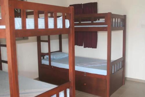 The Long Hostel في آروغام باي: سريرين بطابقين في غرفة