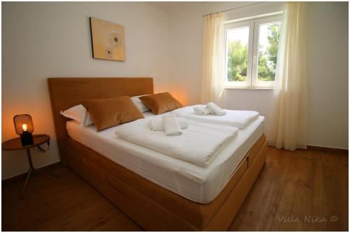 Ein Bett oder Betten in einem Zimmer der Unterkunft Apartments Nika