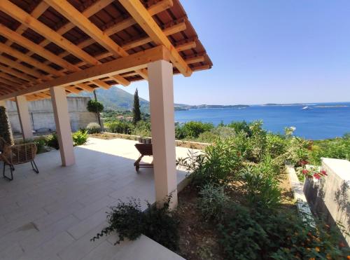 ムリニにあるApartments Vita - Modern apartments with a beautiful view of the Adriatic seaの海の景色を望むパティオ