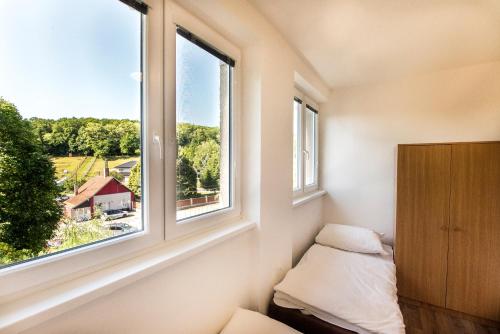 Kleines Zimmer mit zwei Fenstern und einem Bett in der Unterkunft Ubytování ve Vinařství ZD Němčičky in Němčičky