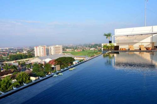 een grote plas water voor een gebouw bij Student Park 636 by We Stay in Yogyakarta
