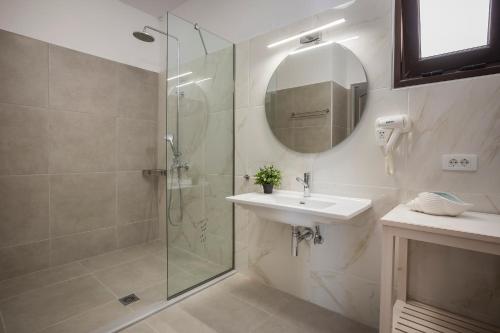 Makis Hotel tesisinde bir banyo