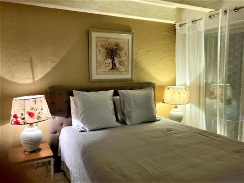 A bed or beds in a room at Cannes la Californie, appartement-villa LE SAINT GEORGES, avec grand jardin et vue mer
