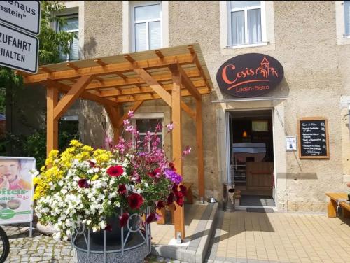 a store with flowers in front of a building at Cosis Ferienwohnung in Hohnstein