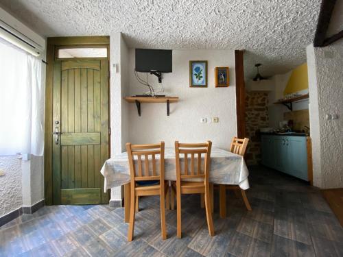 Η κουζίνα ή μικρή κουζίνα στο Voltera Apartments in Betina Old Town, with Parking Nearby