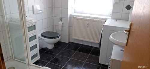 a small bathroom with a toilet and a sink at Apartment O1 - Gut ausgestattete 3-Zimmer Wohnung 78qm für 1-3 Personen 1xDZ 1xEZ in Grafenwöhr