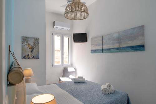 マリーナ・ディ・ラグーザにあるAppartamenti Amelia e Corradoのベッドルーム(ベッド1台、テレビ付)