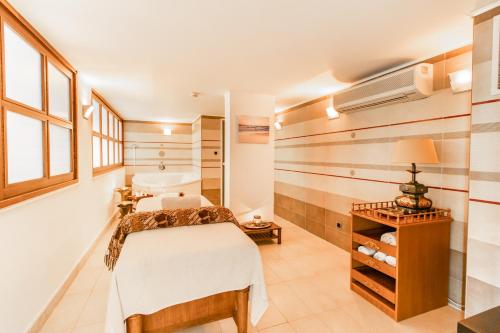 Postel nebo postele na pokoji v ubytování Emerald Beach Resort & Spa