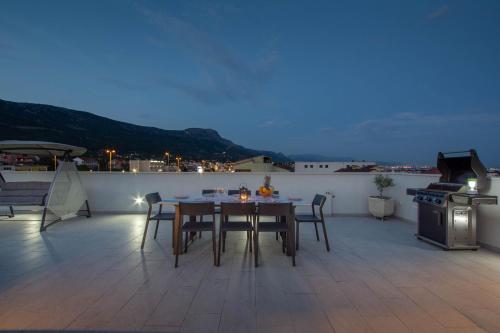 Luxury Residence Danica with a private rooftop pool and high speed fiber WIFI