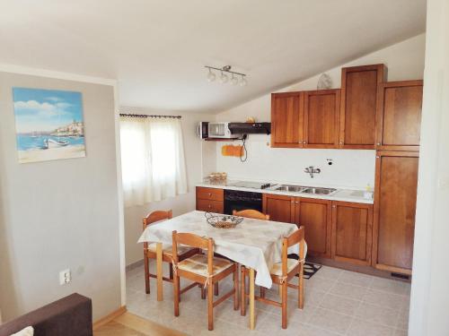 華布利加的住宿－Santa Marina，厨房配有桌椅