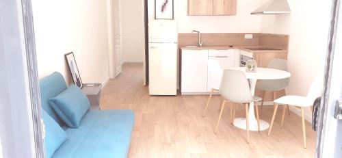 OmessaにあるCasa Prunelliの小さなキッチン(テーブル、白いテーブル、椅子付)