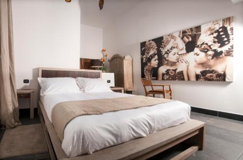 een slaapkamer met een groot bed met een grote foto aan de muur bij Seven Maze Charming House in Bari