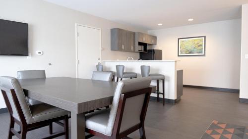 a dining room and kitchen with a table and chairs at Holiday Inn & Suites Philadelphia W - Drexel Hill by IHG in Drexel Hill