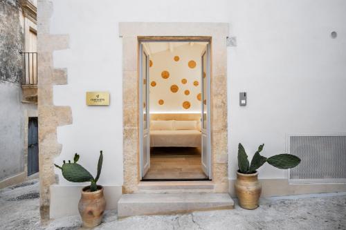 a living room with a couch and a mirror at Cantunéra Rooms Dependance in Noto