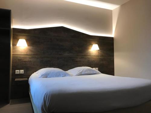 En eller flere senge i et værelse på Fasthotel Montmarault