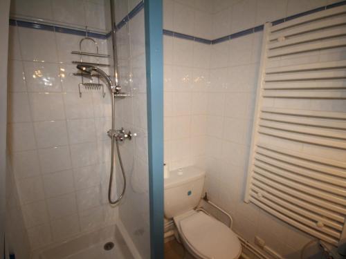 La salle de bains est pourvue de toilettes et d'une douche. dans l'établissement Studio Les Saisies, 1 pièce, 3 personnes - FR-1-293-3, aux Saisies