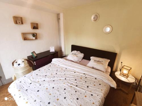 Cama o camas de una habitación en Chambre privée dans maison tout confort