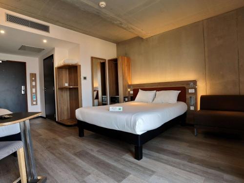 Ένα ή περισσότερα κρεβάτια σε δωμάτιο στο ibis Styles Ajaccio Napoleon