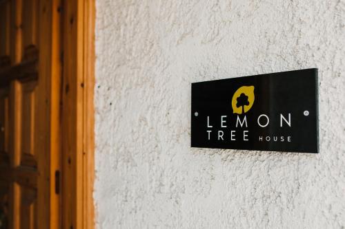 Lemon Tree Houseに飾ってある許可証、賞状、看板またはその他の書類