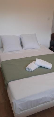 OmessaにあるCasa Prunelliのフットボードに本が置かれた白いベッド