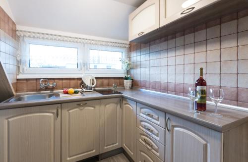 Kuchyňa alebo kuchynka v ubytovaní Apartamenty Barakuda