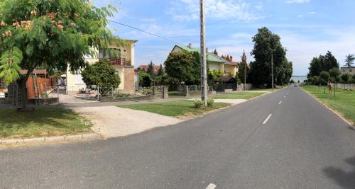 uma rua vazia numa cidade com casas em PèterTünde Vendèghàz em Keszthely