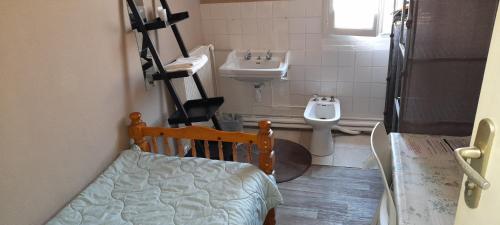 a small bathroom with a sink and a toilet at Le Parisien in Saintes