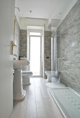 a bathroom with a sink and a toilet and a tub at Verona Maison in Verona
