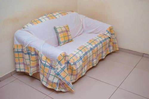 a couch covered in a blanket in a room at Central Park Hotel São Carlos - Fácil Acesso USP e Industrial in São Carlos