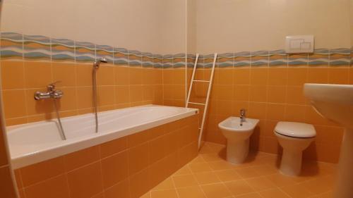 a bathroom with a tub and a toilet and a sink at ArmacHouse - Appartamenti sul mare in Reggio Calabria