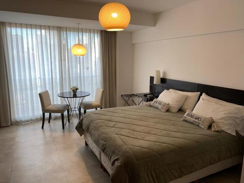 1 dormitorio con 1 cama grande, mesa y sillas en Excelente Dpto. en Palermo Hollywood - Argentina en Buenos Aires
