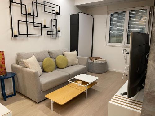 sala de estar con sofá y TV en Oktheway Gran Via, en Sarria