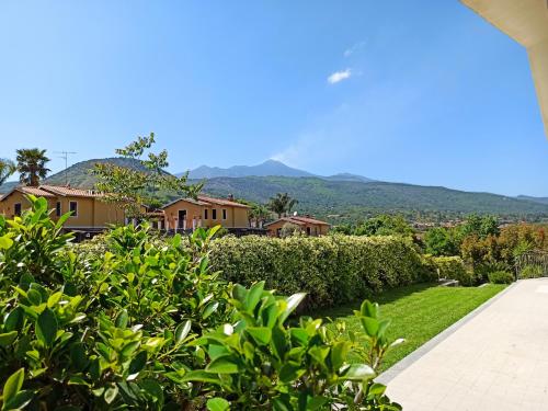- une vue depuis le jardin d'une maison dans l'établissement Orchidea dell'Etna, à Zafferana Etnea
