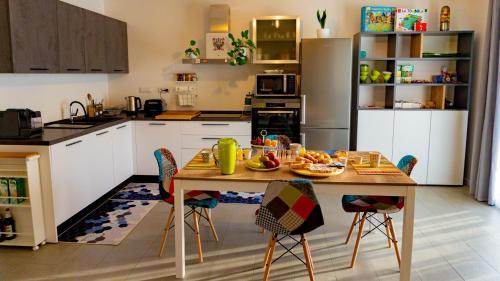 una cocina con una mesa con un plato de fruta. en B&B Montrabu, en Capoterra