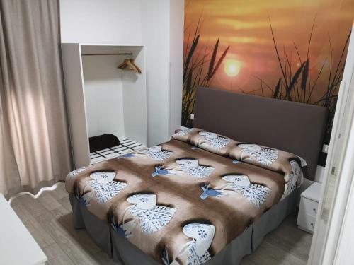 1 dormitorio con 2 camas y un cuadro en la pared en Napoli Relais, en Nápoles
