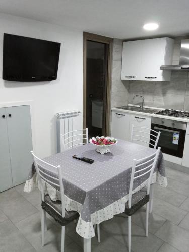 una cucina con tavolo e ciotola di frutta di Casa Maratese a Ercolano