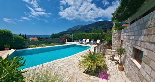 uma piscina no quintal de uma casa em Villa Casa Belvedere near Dubrovnik em Gruda