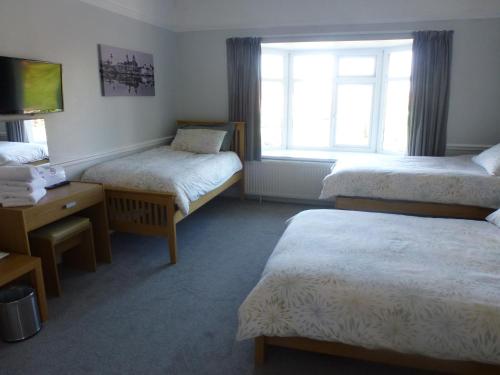 Postel nebo postele na pokoji v ubytování Orrell Park Hotel