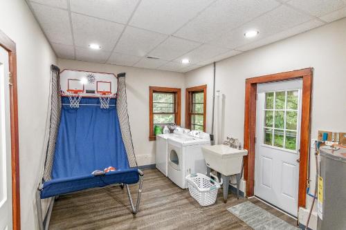 坦納斯維爾的住宿－Private Creek Access - On ONE ACRE，浴室设有蓝色窗帘和水槽
