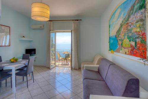- un salon avec un canapé et une table dans l'établissement Locanda Costa D'Amalfi, à Amalfi