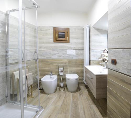 Collepardo的住宿－La Piega，带淋浴、卫生间和盥洗盆的浴室